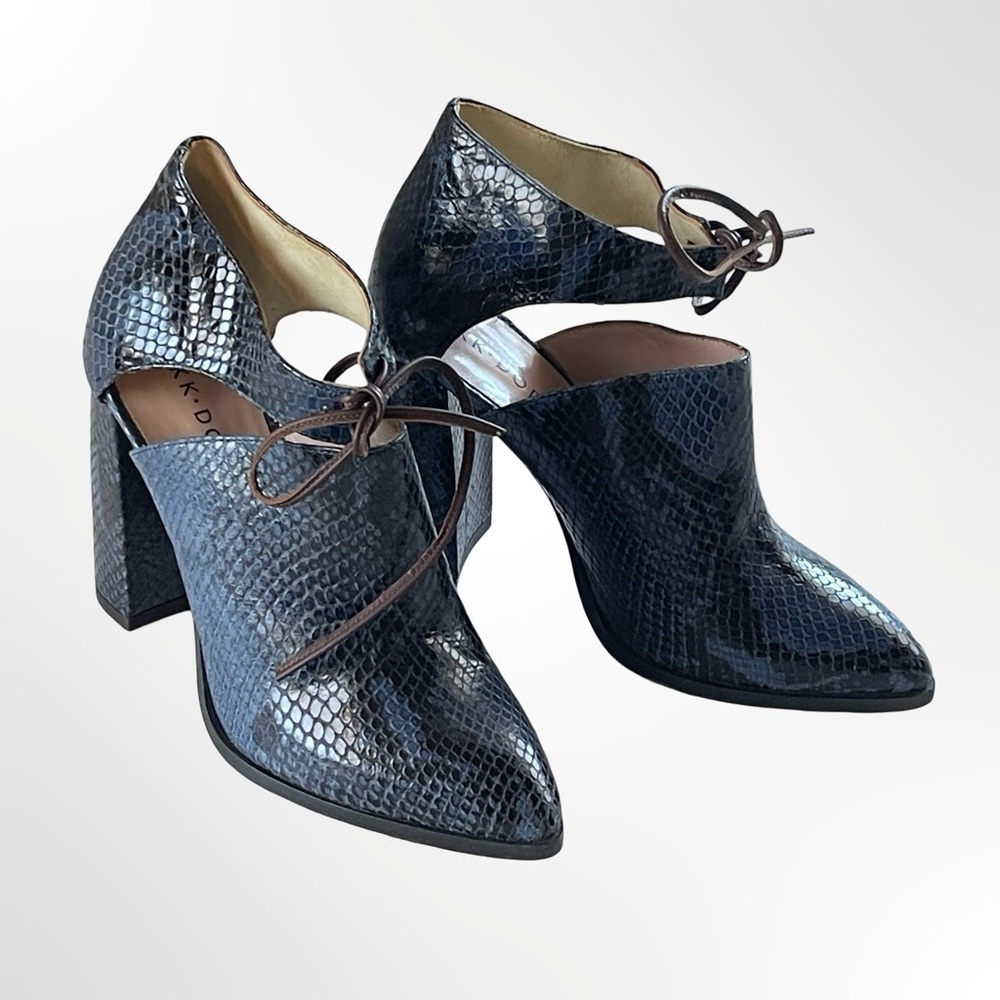 KK DODDS Pointed Toe Cutout Heels in Navy Snake Print in 6.5 - Picture 2 of 9